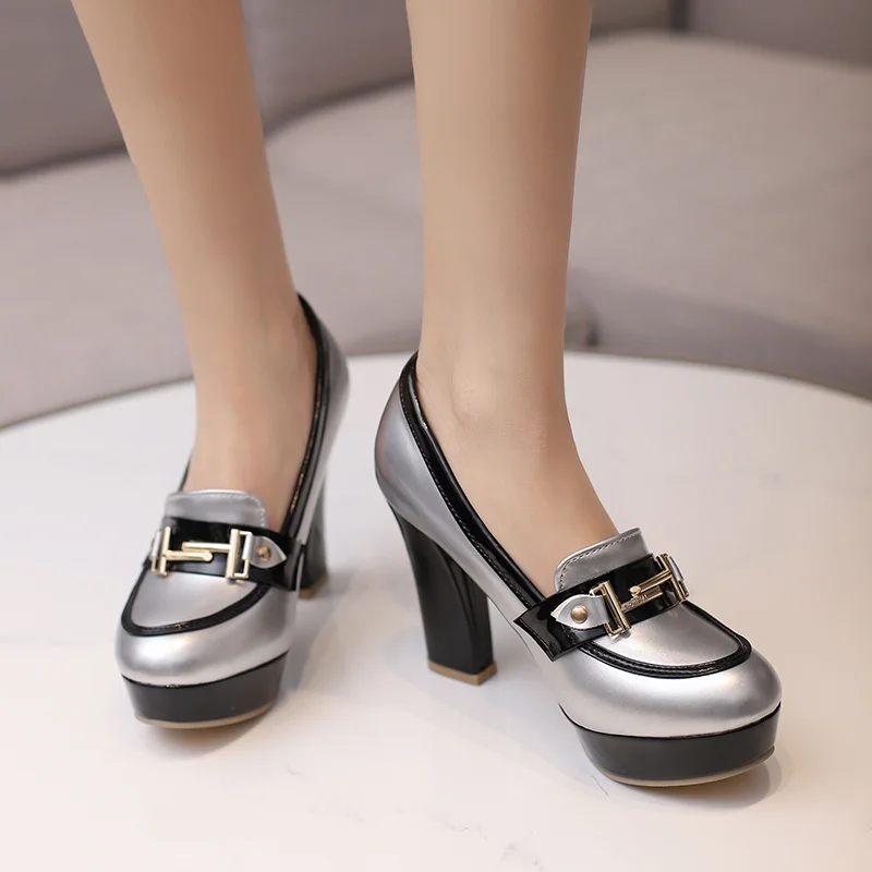 女性用メタルチェーンローファー、シルバーゴールドレッドパテン - Patent Leather Pump のレビューと価格