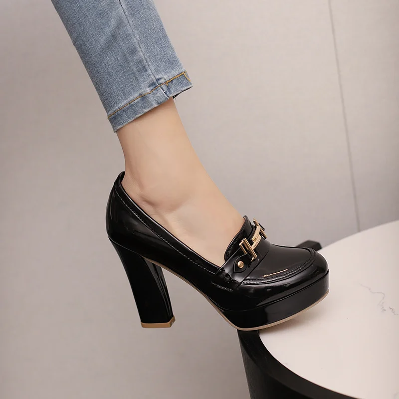 女性用メタルチェーンローファー、シルバーゴールドレッドパテン - Patent Leather Pump のレビューと価格