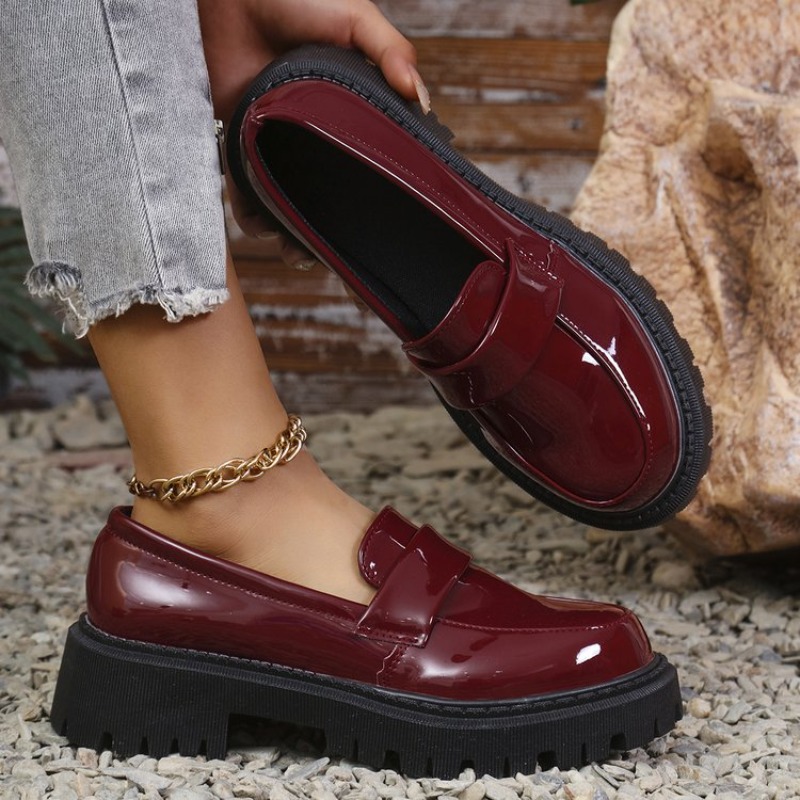 パテントレザーメッドヒールローファーシューズ女性ソリッドカラ - Patent Leather Pump のレビューと価格